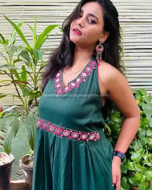 striking portrait of Roshini, Vashi, female companions